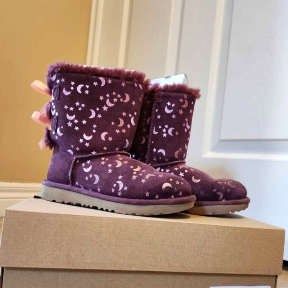 Ugg Bailey Bow Moon & Stars, Size 1 (Kid)